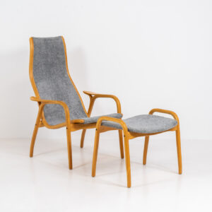 Lamino chair and ottoman by Yngve Ekström for Swedese (Sweden, 1970s). A timeless classic with a perfect mix of simplicity and comfort. It’s made out of beech wood and grey fabric. In good condition. Patina consistent with age and use.