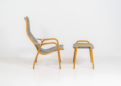 Lamino chair and ottoman by Yngve Ekström for Swedese (Sweden, 1970s). A timeless classic with a perfect mix of simplicity and comfort. It’s made out of beech wood and grey fabric. In good condition. Patina consistent with age and use.