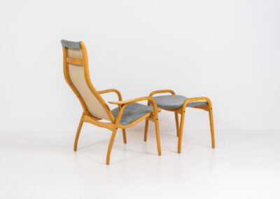 Lamino chair and ottoman by Yngve Ekström for Swedese (Sweden, 1970s). A timeless classic with a perfect mix of simplicity and comfort. It’s made out of beech wood and grey fabric. In good condition. Patina consistent with age and use.