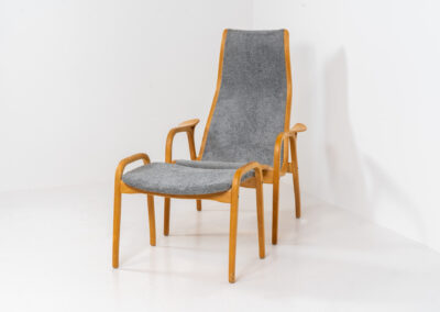 Lamino chair and ottoman by Yngve Ekström for Swedese (Sweden, 1970s). A timeless classic with a perfect mix of simplicity and comfort. It’s made out of beech wood and grey fabric. In good condition. Patina consistent with age and use.