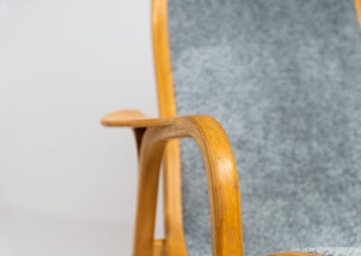 Lamino chair and ottoman by Yngve Ekström for Swedese (Sweden, 1970s). A timeless classic with a perfect mix of simplicity and comfort. It’s made out of beech wood and grey fabric. In good condition. Patina consistent with age and use.