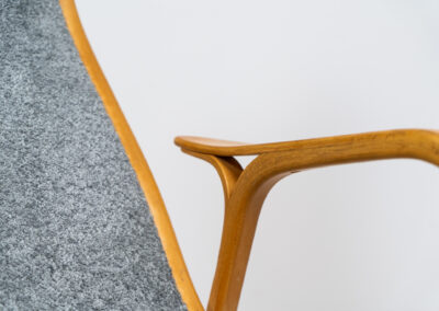 Lamino chair and ottoman by Yngve Ekström for Swedese (Sweden, 1970s). A timeless classic with a perfect mix of simplicity and comfort. It’s made out of beech wood and grey fabric. In good condition. Patina consistent with age and use.