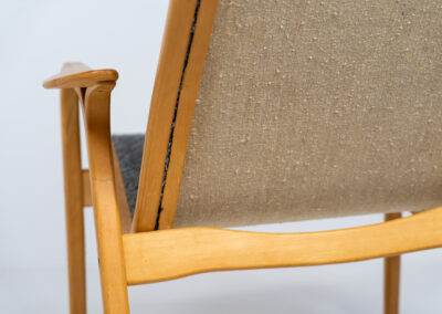 Lamino chair and ottoman by Yngve Ekström for Swedese (Sweden, 1970s). A timeless classic with a perfect mix of simplicity and comfort. It’s made out of beech wood and grey fabric. In good condition. Patina consistent with age and use.