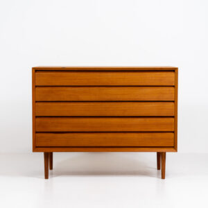 Stunning chest of drawers in teak by Svend Aage Rasmussen (Denmark, 1960s). It is a big chest of drawers containing five drawers with nice integrated grips and very well finished corners. The top drawer has a green velvet inlay on the inside. In very good condition.