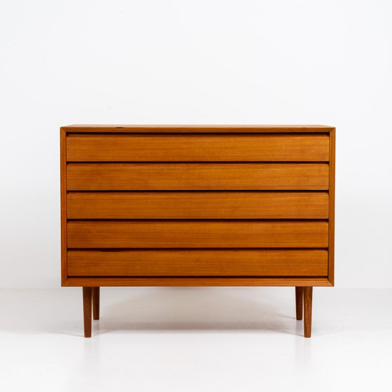 Stunning chest of drawers in teak by Svend Aage Rasmussen (Denmark, 1960s). It is a big chest of drawers containing five drawers with nice integrated grips and very well finished corners. The top drawer has a green velvet inlay on the inside. In very good condition.