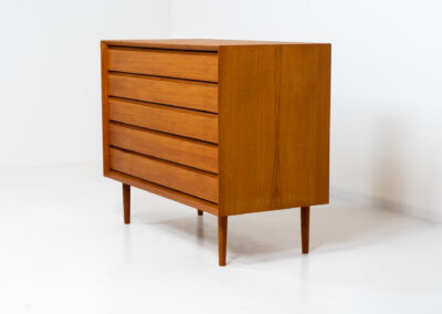 Stunning chest of drawers in teak by Svend Aage Rasmussen (Denmark, 1960s). It is a big chest of drawers containing five drawers with nice integrated grips and very well finished corners. The top drawer has a green velvet inlay on the inside. In very good condition.
