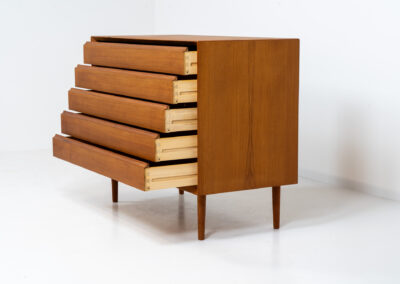 Stunning chest of drawers in teak by Svend Aage Rasmussen (Denmark, 1960s). It is a big chest of drawers containing five drawers with nice integrated grips and very well finished corners. The top drawer has a green velvet inlay on the inside. In very good condition.