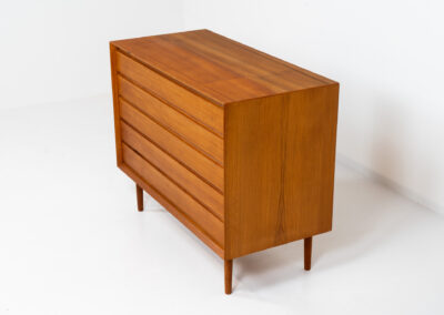 Stunning chest of drawers in teak by Svend Aage Rasmussen (Denmark, 1960s). It is a big chest of drawers containing five drawers with nice integrated grips and very well finished corners. The top drawer has a green velvet inlay on the inside. In very good condition.