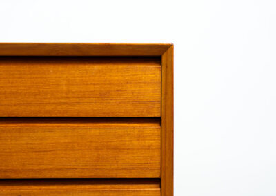 Stunning chest of drawers in teak by Svend Aage Rasmussen (Denmark, 1960s). It is a big chest of drawers containing five drawers with nice integrated grips and very well finished corners. The top drawer has a green velvet inlay on the inside. In very good condition.