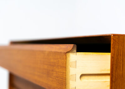Stunning chest of drawers in teak by Svend Aage Rasmussen (Denmark, 1960s). It is a big chest of drawers containing five drawers with nice integrated grips and very well finished corners. The top drawer has a green velvet inlay on the inside. In very good condition.