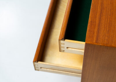 Stunning chest of drawers in teak by Svend Aage Rasmussen (Denmark, 1960s). It is a big chest of drawers containing five drawers with nice integrated grips and very well finished corners. The top drawer has a green velvet inlay on the inside. In very good condition.