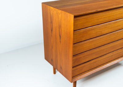 Stunning chest of drawers in teak by Svend Aage Rasmussen (Denmark, 1960s). It is a big chest of drawers containing five drawers with nice integrated grips and very well finished corners. The top drawer has a green velvet inlay on the inside. In very good condition.