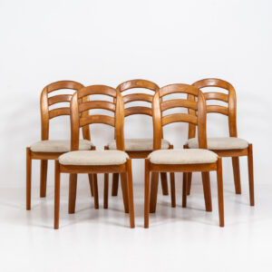 Set of 5 elegant dining chairs by Dyrlund (Denmark, 1960s). They are made of solid teak frames and feature the original cream wool upholstery. In good condition.
