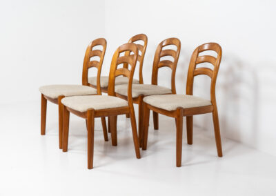 Set of 5 elegant dining chairs by Dyrlund (Denmark, 1960s). They are made of solid teak frames and feature the original cream wool upholstery. In good condition.