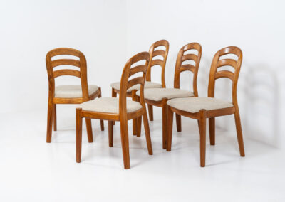Set of 5 elegant dining chairs by Dyrlund (Denmark, 1960s). They are made of solid teak frames and feature the original cream wool upholstery. In good condition.