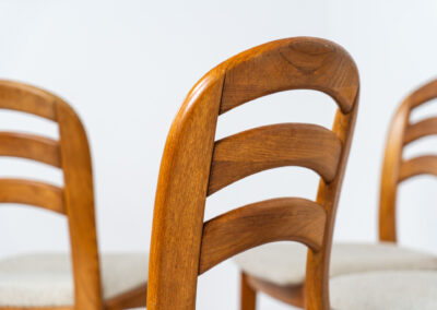 Set of 5 elegant dining chairs by Dyrlund (Denmark, 1960s). They are made of solid teak frames and feature the original cream wool upholstery. In good condition.