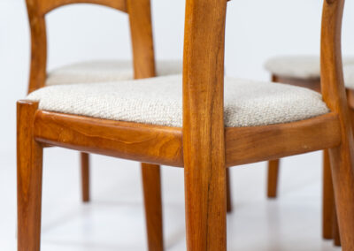 Set of 5 elegant dining chairs by Dyrlund (Denmark, 1960s). They are made of solid teak frames and feature the original cream wool upholstery. In good condition.