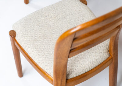 Set of 5 elegant dining chairs by Dyrlund (Denmark, 1960s). They are made of solid teak frames and feature the original cream wool upholstery. In good condition.