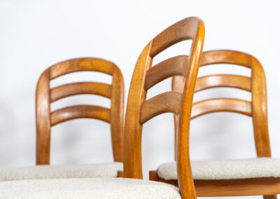 Set of 5 elegant dining chairs by Dyrlund (Denmark, 1960s). They are made of solid teak frames and feature the original cream wool upholstery. In good condition.