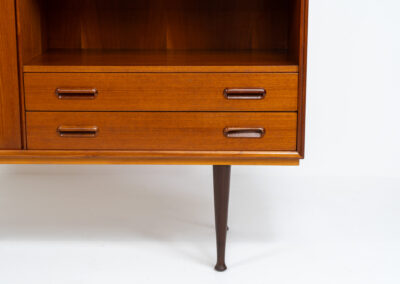 Rare bar cabinet by van Pelt (Belgium, 1960s). A minimalistic piece made with high quality. It contains a main door with three adjustable shelves on this inside, a drop-door with storage space for glasses and bottles, two drawers and an open shelve. The locks still work smoothly and two original keys are included. It has convenient and compact dimensions and a magnificent woodgrain. In very good condition!