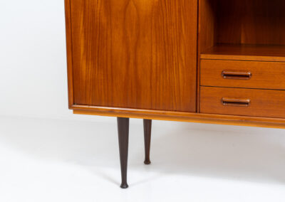 Rare bar cabinet by van Pelt (Belgium, 1960s). A minimalistic piece made with high quality. It contains a main door with three adjustable shelves on this inside, a drop-door with storage space for glasses and bottles, two drawers and an open shelve. The locks still work smoothly and two original keys are included. It has convenient and compact dimensions and a magnificent woodgrain. In very good condition!