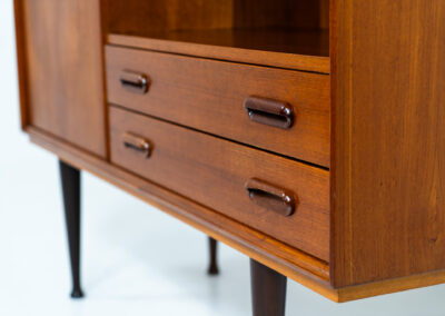 Rare bar cabinet by van Pelt (Belgium, 1960s). A minimalistic piece made with high quality. It contains a main door with three adjustable shelves on this inside, a drop-door with storage space for glasses and bottles, two drawers and an open shelve. The locks still work smoothly and two original keys are included. It has convenient and compact dimensions and a magnificent woodgrain. In very good condition!