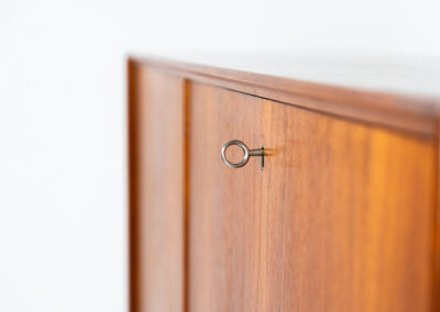 Rare bar cabinet by van Pelt (Belgium, 1960s). A minimalistic piece made with high quality. It contains a main door with three adjustable shelves on this inside, a drop-door with storage space for glasses and bottles, two drawers and an open shelve. The locks still work smoothly and two original keys are included. It has convenient and compact dimensions and a magnificent woodgrain. In very good condition!