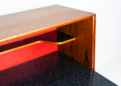 Rare bar cabinet by van Pelt (Belgium, 1960s). A minimalistic piece made with high quality. It contains a main door with three adjustable shelves on this inside, a drop-door with storage space for glasses and bottles, two drawers and an open shelve. The locks still work smoothly and two original keys are included. It has convenient and compact dimensions and a magnificent woodgrain. In very good condition!