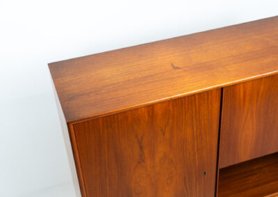 Rare bar cabinet by van Pelt (Belgium, 1960s). A minimalistic piece made with high quality. It contains a main door with three adjustable shelves on this inside, a drop-door with storage space for glasses and bottles, two drawers and an open shelve. The locks still work smoothly and two original keys are included. It has convenient and compact dimensions and a magnificent woodgrain. In very good condition!