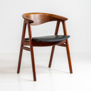 Model 52 armchair by Erik Kirkegaard for Høng Stolefabrik (Denmark, 1960s). What a stunning piece of art… The Model 52, also known as the Compass chair is a hard to find chair made out of solid teak. The details on this one are just amazing and the generously curved and rounded backrest makes it a pleasure to sit in! The seat is newly upholstered in real leather and it is in very good condition!