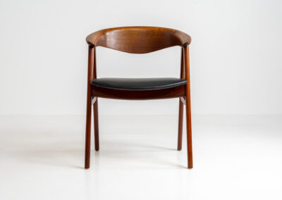 Model 52 armchair by Erik Kirkegaard for Høng Stolefabrik (Denmark, 1960s). What a stunning piece of art… The Model 52, also known as the Compass chair is a hard to find chair made out of solid teak. The details on this one are just amazing and the generously curved and rounded backrest makes it a pleasure to sit in! The seat is newly upholstered in real leather and it is in very good condition!