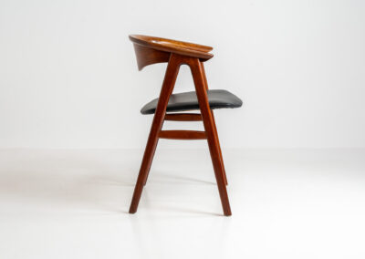 Model 52 armchair by Erik Kirkegaard for Høng Stolefabrik (Denmark, 1960s). What a stunning piece of art… The Model 52, also known as the Compass chair is a hard to find chair made out of solid teak. The details on this one are just amazing and the generously curved and rounded backrest makes it a pleasure to sit in! The seat is newly upholstered in real leather and it is in very good condition!