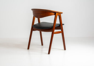 Model 52 armchair by Erik Kirkegaard for Høng Stolefabrik (Denmark, 1960s). What a stunning piece of art… The Model 52, also known as the Compass chair is a hard to find chair made out of solid teak. The details on this one are just amazing and the generously curved and rounded backrest makes it a pleasure to sit in! The seat is newly upholstered in real leather and it is in very good condition!
