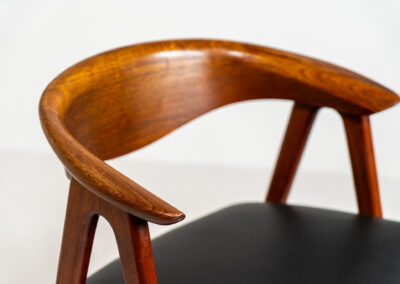Model 52 armchair by Erik Kirkegaard for Høng Stolefabrik (Denmark, 1960s). What a stunning piece of art… The Model 52, also known as the Compass chair is a hard to find chair made out of solid teak. The details on this one are just amazing and the generously curved and rounded backrest makes it a pleasure to sit in! The seat is newly upholstered in real leather and it is in very good condition!