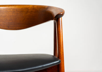 Model 52 armchair by Erik Kirkegaard for Høng Stolefabrik (Denmark, 1960s). What a stunning piece of art… The Model 52, also known as the Compass chair is a hard to find chair made out of solid teak. The details on this one are just amazing and the generously curved and rounded backrest makes it a pleasure to sit in! The seat is newly upholstered in real leather and it is in very good condition!