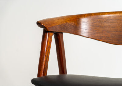 Model 52 armchair by Erik Kirkegaard for Høng Stolefabrik (Denmark, 1960s). What a stunning piece of art… The Model 52, also known as the Compass chair is a hard to find chair made out of solid teak. The details on this one are just amazing and the generously curved and rounded backrest makes it a pleasure to sit in! The seat is newly upholstered in real leather and it is in very good condition!