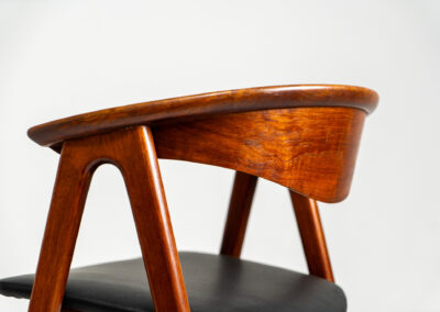 Model 52 armchair by Erik Kirkegaard for Høng Stolefabrik (Denmark, 1960s). What a stunning piece of art… The Model 52, also known as the Compass chair is a hard to find chair made out of solid teak. The details on this one are just amazing and the generously curved and rounded backrest makes it a pleasure to sit in! The seat is newly upholstered in real leather and it is in very good condition!