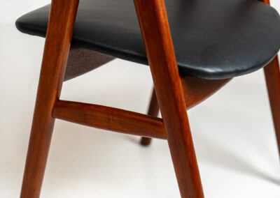 Model 52 armchair by Erik Kirkegaard for Høng Stolefabrik (Denmark, 1960s). What a stunning piece of art… The Model 52, also known as the Compass chair is a hard to find chair made out of solid teak. The details on this one are just amazing and the generously curved and rounded backrest makes it a pleasure to sit in! The seat is newly upholstered in real leather and it is in very good condition!