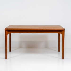 Extendable dining table by Henning Kjaernulf for Vejle Møbelfabrik (Denmark, 1960s). A top quality Danish piece with a beautiful natural look and organic shapes. It is easily extendable with 2 hidden leafs and can fit 8 chairs. It features a gorgeous woodgrain. It’s in very good and even almost unused condition.