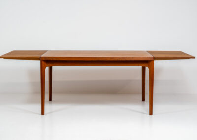 Extendable dining table by Henning Kjaernulf for Vejle Møbelfabrik (Denmark, 1960s). A top quality Danish piece with a beautiful natural look and organic shapes. It is easily extendable with 2 hidden leafs and can fit 8 chairs. It features a gorgeous woodgrain. It’s in very good and even almost unused condition.