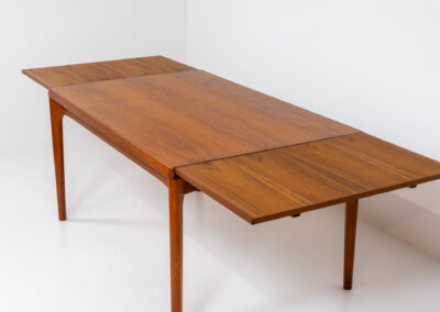Extendable dining table by Henning Kjaernulf for Vejle Møbelfabrik (Denmark, 1960s). A top quality Danish piece with a beautiful natural look and organic shapes. It is easily extendable with 2 hidden leafs and can fit 8 chairs. It features a gorgeous woodgrain. It’s in very good and even almost unused condition.