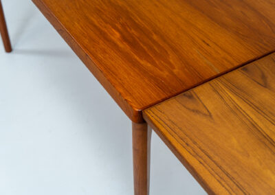 Extendable dining table by Henning Kjaernulf for Vejle Møbelfabrik (Denmark, 1960s). A top quality Danish piece with a beautiful natural look and organic shapes. It is easily extendable with 2 hidden leafs and can fit 8 chairs. It features a gorgeous woodgrain. It’s in very good and even almost unused condition.