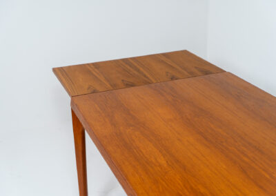 Extendable dining table by Henning Kjaernulf for Vejle Møbelfabrik (Denmark, 1960s). A top quality Danish piece with a beautiful natural look and organic shapes. It is easily extendable with 2 hidden leafs and can fit 8 chairs. It features a gorgeous woodgrain. It’s in very good and even almost unused condition.
