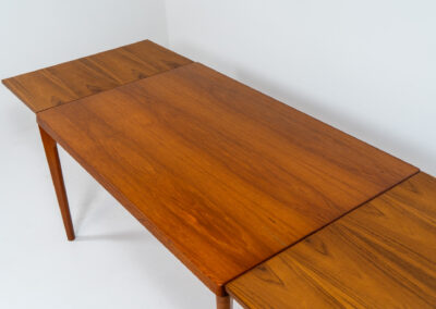 Extendable dining table by Henning Kjaernulf for Vejle Møbelfabrik (Denmark, 1960s). A top quality Danish piece with a beautiful natural look and organic shapes. It is easily extendable with 2 hidden leafs and can fit 8 chairs. It features a gorgeous woodgrain. It’s in very good and even almost unused condition.