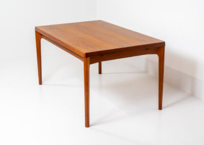 Extendable dining table by Henning Kjaernulf for Vejle Møbelfabrik (Denmark, 1960s). A top quality Danish piece with a beautiful natural look and organic shapes. It is easily extendable with 2 hidden leafs and can fit 8 chairs. It features a gorgeous woodgrain. It’s in very good and even almost unused condition.