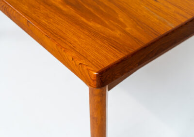 Extendable dining table by Henning Kjaernulf for Vejle Møbelfabrik (Denmark, 1960s). A top quality Danish piece with a beautiful natural look and organic shapes. It is easily extendable with 2 hidden leafs and can fit 8 chairs. It features a gorgeous woodgrain. It’s in very good and even almost unused condition.