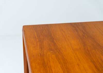 Extendable dining table by Henning Kjaernulf for Vejle Møbelfabrik (Denmark, 1960s). A top quality Danish piece with a beautiful natural look and organic shapes. It is easily extendable with 2 hidden leafs and can fit 8 chairs. It features a gorgeous woodgrain. It’s in very good and even almost unused condition.