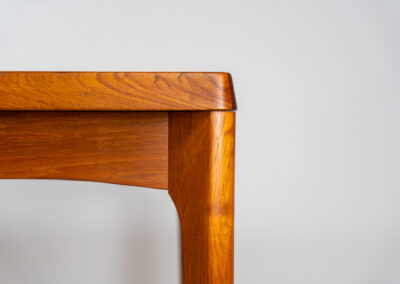 Extendable dining table by Henning Kjaernulf for Vejle Møbelfabrik (Denmark, 1960s). A top quality Danish piece with a beautiful natural look and organic shapes. It is easily extendable with 2 hidden leafs and can fit 8 chairs. It features a gorgeous woodgrain. It’s in very good and even almost unused condition.