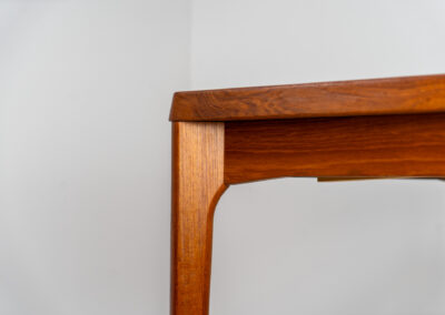 Extendable dining table by Henning Kjaernulf for Vejle Møbelfabrik (Denmark, 1960s). A top quality Danish piece with a beautiful natural look and organic shapes. It is easily extendable with 2 hidden leafs and can fit 8 chairs. It features a gorgeous woodgrain. It’s in very good and even almost unused condition.