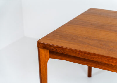 Extendable dining table by Henning Kjaernulf for Vejle Møbelfabrik (Denmark, 1960s). A top quality Danish piece with a beautiful natural look and organic shapes. It is easily extendable with 2 hidden leafs and can fit 8 chairs. It features a gorgeous woodgrain. It’s in very good and even almost unused condition.